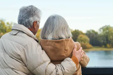 Senioren blicken aufs Wasser