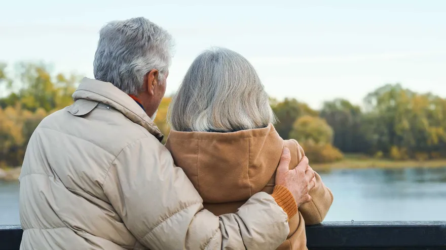Senioren blicken aufs Wasser