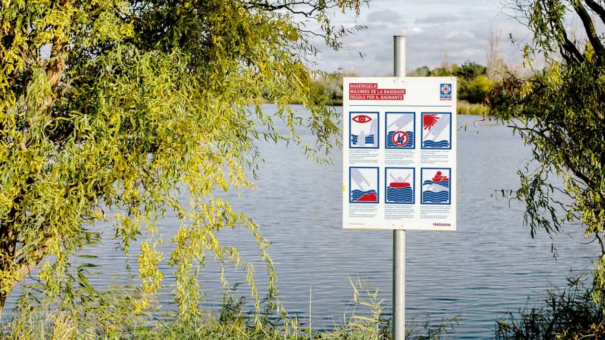 Baderegeltafel am See